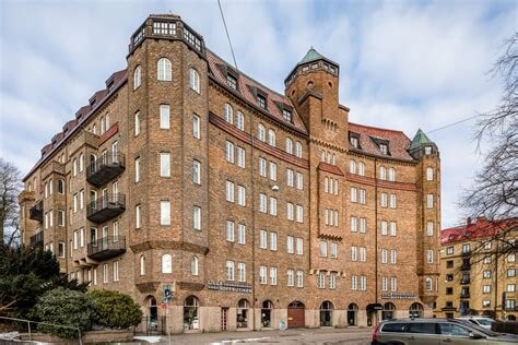 Ståtlig äldre tegelbyggnad i Göteborg med flera våningar och tinnar.