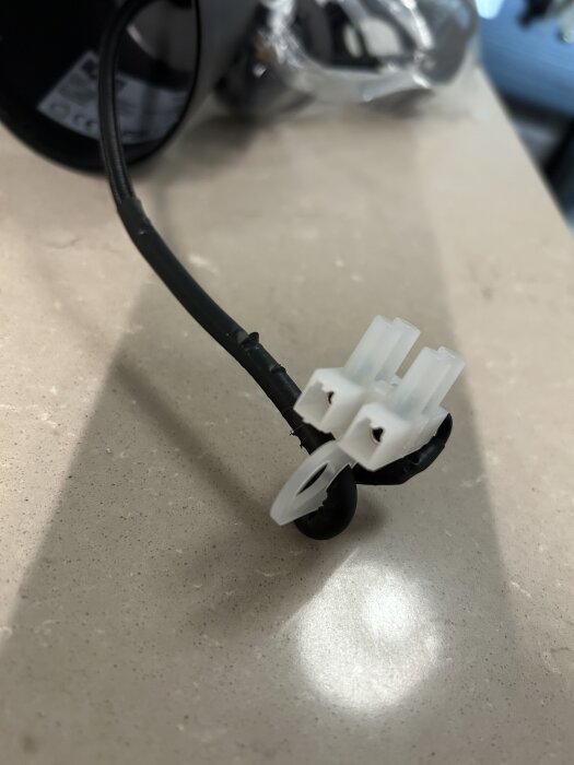 Sladd och kopplingskontakt till taklampa från Jysk, del av monteringsinstruktion.