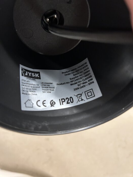 Etikett på lampa från Jysk med information om produktnamn, ordernummer, modell, IP-klassificering, CE-märkning och tillverkningsland.