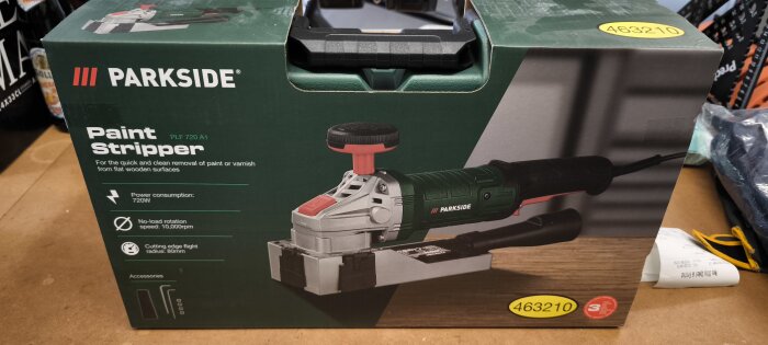 Kartong med en Parkside färgborttagare, modell PLF 720 A1, för träytor. Visar effekt och varvtal.