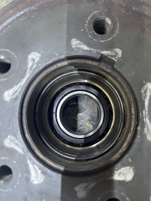 Inre koniska rullager och lagerbana på husvagnshjul, detaljbild av hjullager och omgivande ytor.