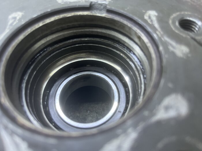 Närbild av husvagnens hjullager med synliga lager och lagerbana, problematisk att avlägsna enligt beskrivning.