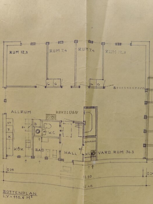 Planskiss över bottenplan på ett hus, visar olika rum och deras mått samt kakelugn och kök.