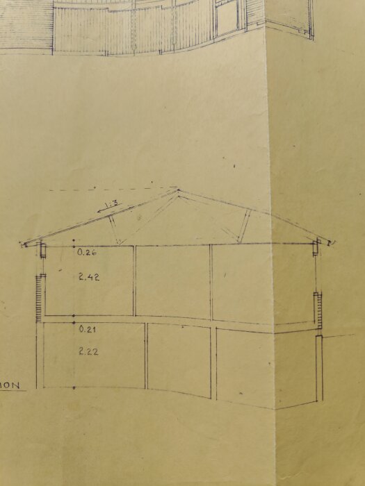 Ritning av ett tvåvåningshus med måttangivelser, hjärtmur och takstolar, potentiellt inför byggprojekt för att lägga till en andra våning.