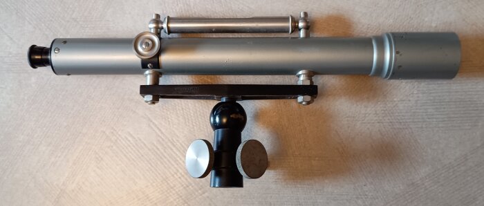 Äldre avvägningsinstrument från Instrumentfabriksaktiebolaget Lyth Stockholm, liggande på ett bord med ljus yta.