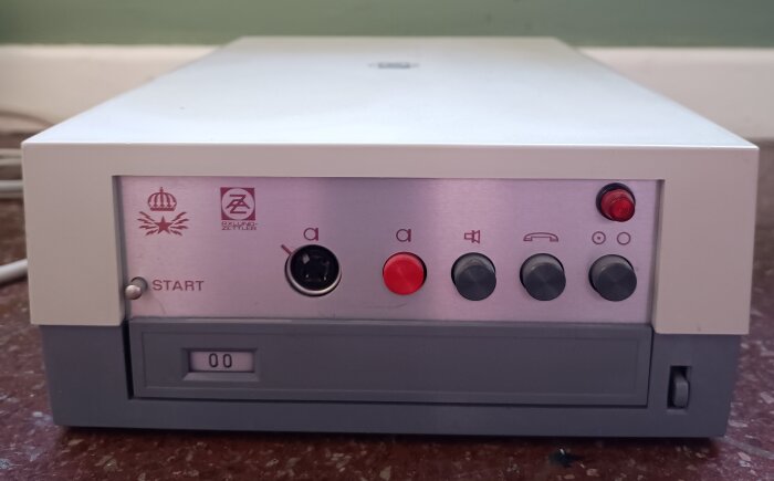 Zettler telefonsvarare med tonsändare och bandkassett, märkt som Televerkets egendom, med knappar och startfunktion framtill.