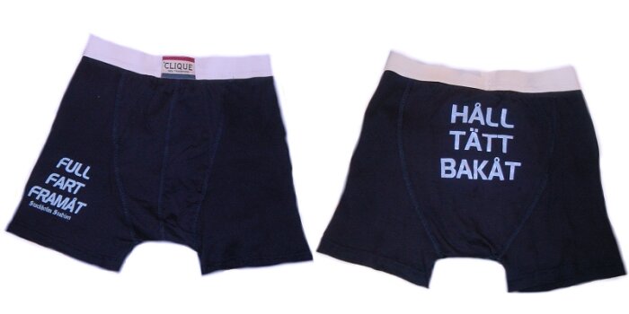 Svarta kalsonger med text. Vänstra: "Full fart framåt". Högra: "Håll tätt bakåt". Märke: Clique.