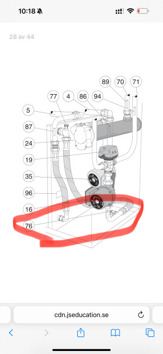 Diagram av värmesystem med märkta rör och komponenter. En del är markerad med röd cirkel, där det finns en kran för tömning.