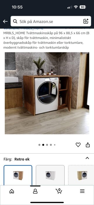 Tvättmaskinsskåp i ek laminat med öppen hylla bredvid, placerad mot en stenvägg i ett modernt badrum.