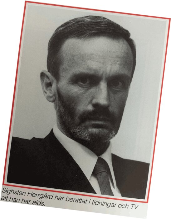 Jag kan inte identifiera personen på bilden, men det är ett svartvitt porträtt av en man i kostym.