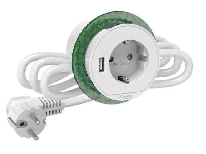 Inbyggt eluttag med USB-port och strömkabel, vitt med grön kant. Märkt Schneider.