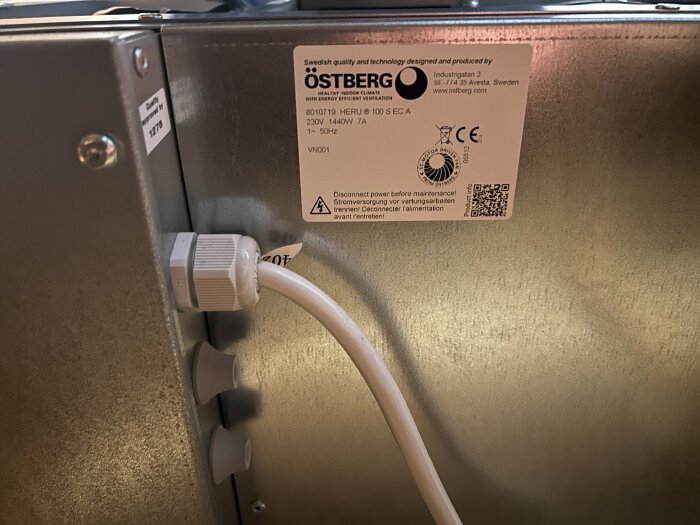 Heru 100 S EC A ventilationsaggregat med kabel och etikett med specifikationer, tillverkad av Östberg.