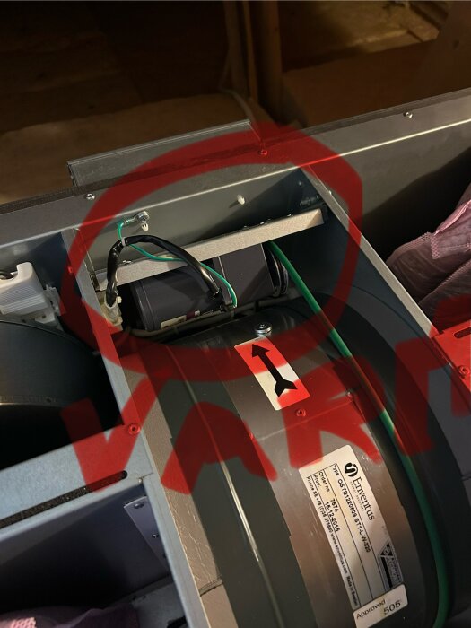 Ventilationsaggregat från insidan med modellbeteckning Heru 100 S EC A. Röda markeringar visar var ljud och värme upptäckts.