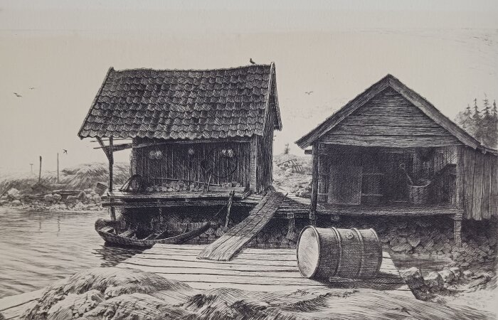 Etsning av två gamla träbyggnader vid en vattenkant med en tunna i förgrunden och båtar i vattnet.