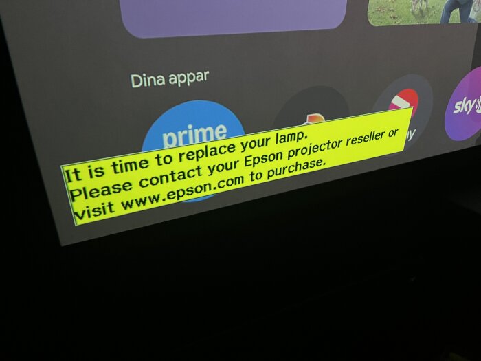 Projektormeddelande om att byta lampa efter 4900 timmar.