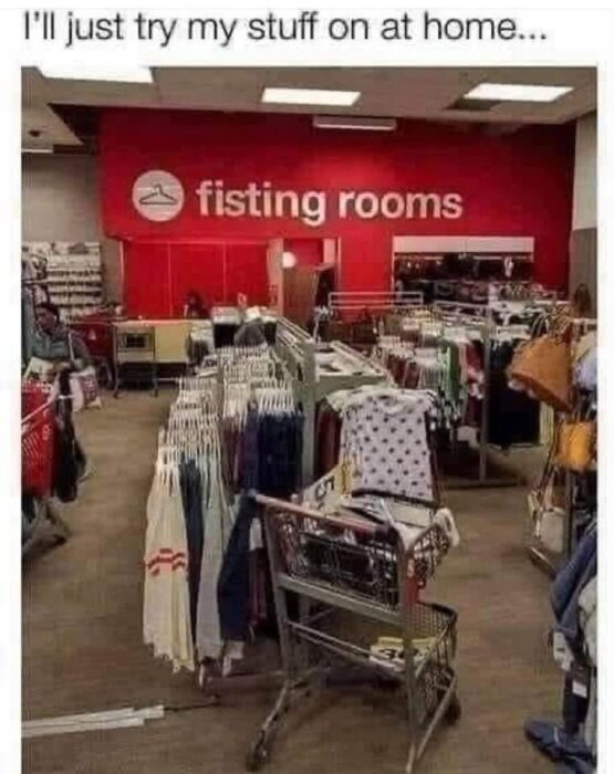 Inuti butik med klädställningar och textfel i skylt där det står "fisting rooms" istället för "fitting rooms".