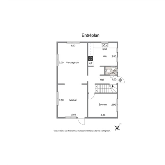 Planritning av ett hus byggt 1947 med kök, vardagsrum, matsal, sovrum, hall, WC och trappa. Murstock och kyl/frys markerade i kök.