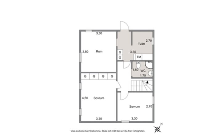 Planritning av en våning i ett hus, med rum som sovrum, tvättstuga och WC markerade, samt skala och riktningar.