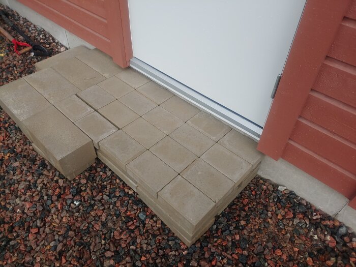 Entrétrapp med mur- och marksten lagd direkt mot husgrunden, omgiven av grus, med en fråga om risken för mögelproblem.