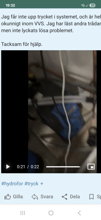 En oskarp bild av en pumpautomat i ett VVS-system. Ett vitt rör och en kopparledning syns också.