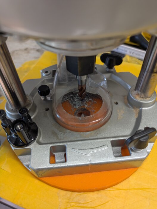 Fräsverktyg som används för att bearbeta aluminium, med spån runt fräshuvudet. Resultatet är enligt amatörnivå men funktionellt.