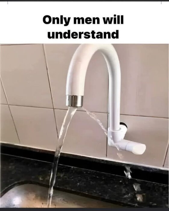 En kran som har en ström vatten delad av en spatel vid mynningen, med texten "Only men will understand".