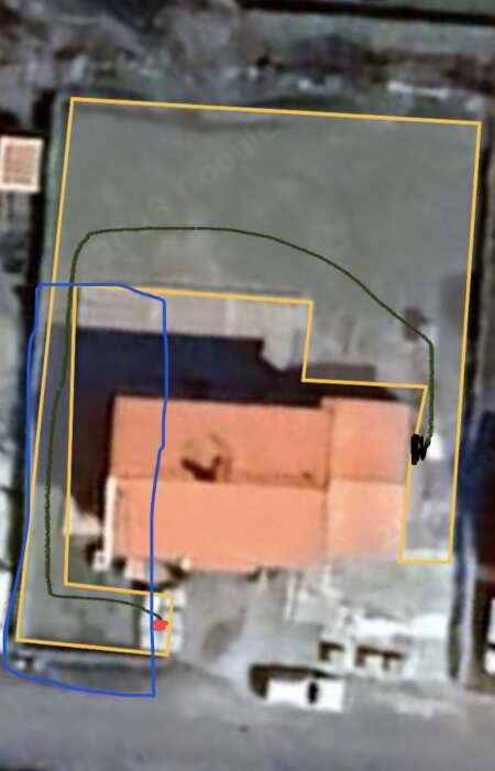 Satellitbild av tomt med markerade linjer: svart, gul, grön och röd punkt för att visa robotgräsklipparens rutt och startpunkter.