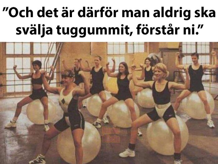 Personer i träningskläder sitter på stora gymbollar i ett gym. Text ovanför lyder: "Och det är därför man aldrig ska svälja tuggummi, förstår ni.