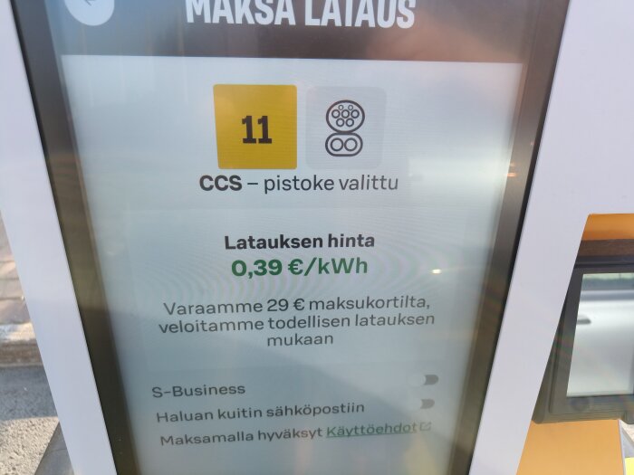 Laddstolpe i Finland visar priset 0,39 € per kWh för CCS-laddning.