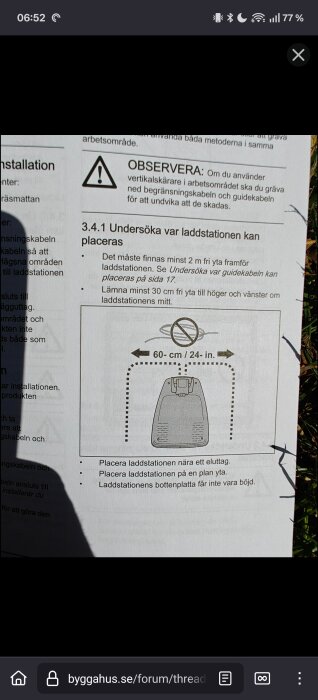 Instruktion för placering av laddstation med anvisning att lämna 60 cm fritt på varje sida, illustrerat med diagram och text om säkerhetsanvisningar.