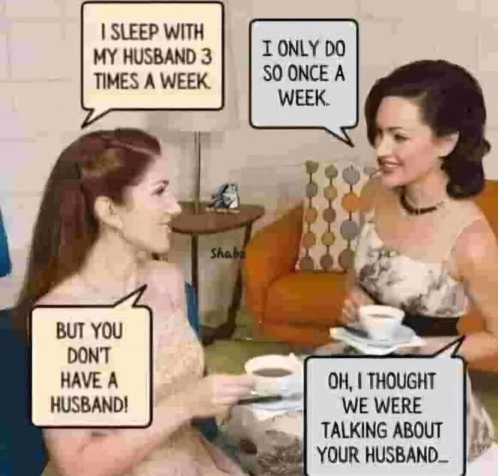 Två kvinnor sitter och dricker kaffe, med pratbubblor om deras män som skapar en humoristisk missuppfattning.