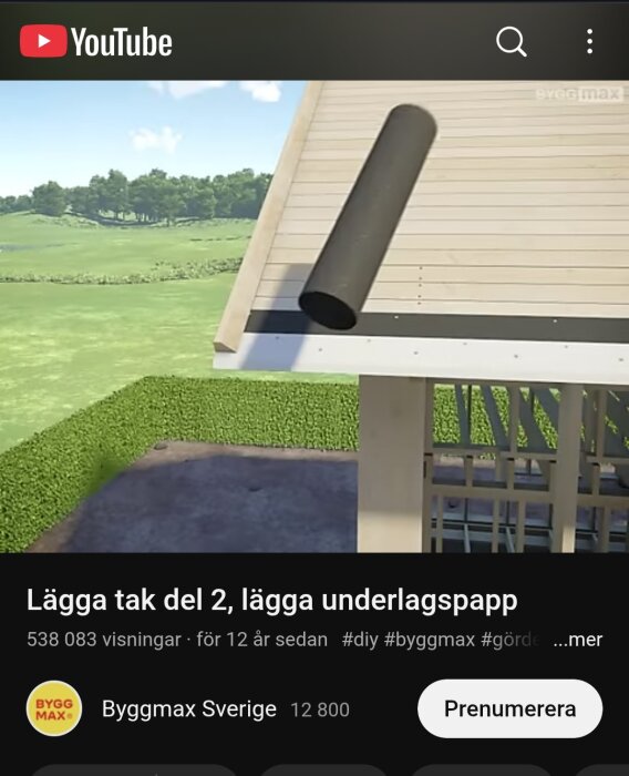 Takläggningsvideo från Byggmax visar en råspont med papp och fotplåt. En rulle med underlagspapp ligger på taket.
