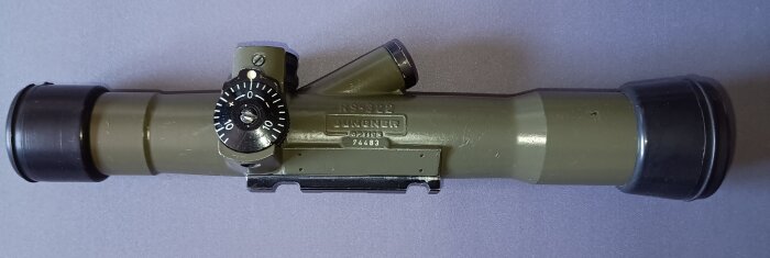 Sikte från Carl Gustaf raketgevär tillverkat av Jungner, med justeringsratt och serienummer synliga på en grön kropp.