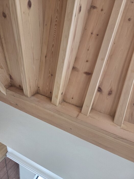 Nyslipad, trapp i trä med grön-grå-gul ton efter lutbehandling. Träets fibrer synliga, ljusare och mörkare partier i trappstegen.