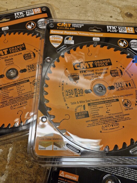 CMT sågklingor från Cuttingtools, för allmänt bruk. Klingorna har orange förpackning och är designade för att kapa trä och andra material.