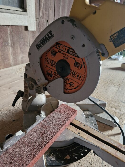 Cirkelsåg med CMT-klinga från Cuttingtools, kapar ett trästycke i verkstadsmiljö.