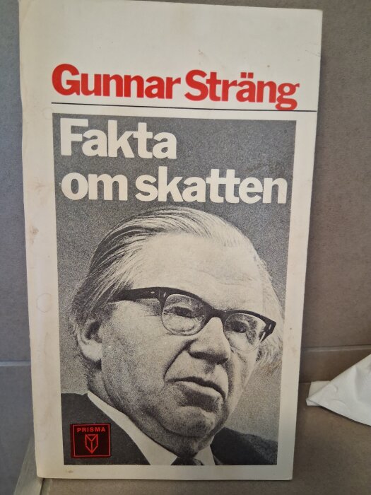 Boken "Fakta om skatten" av Gunnar Sträng, omslag med porträttbild.