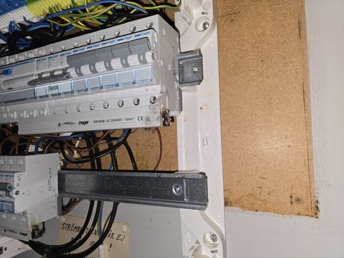 Elcentral med säkringar och kablar i bastustuga, möjlig elfelundersökning.