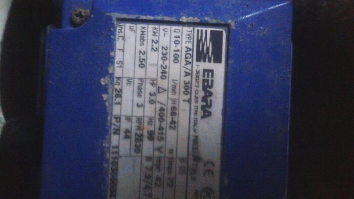 Etikett på blå maskin med text: "Ebara" och "AGA/A 300 T", visar tekniska specifikationer.