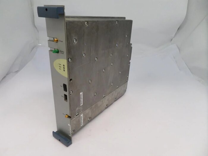 Elektronisk modul med metallhölje och anslutningar på sidan, ställd på ett vitt underlag.