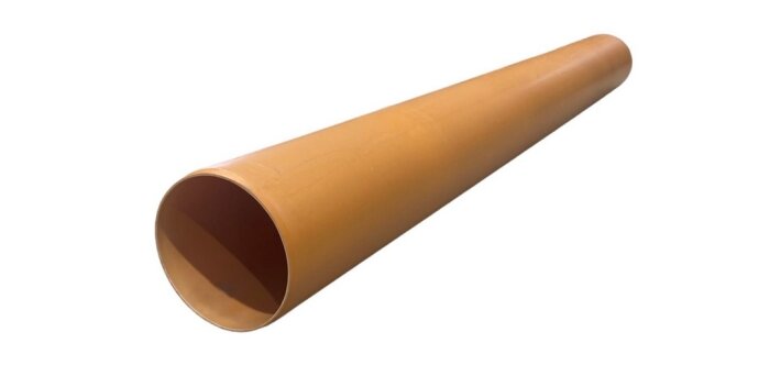 Orange avloppsrör i PVC, liggande på vit bakgrund, sett i perspektiv som visar hela rörets längd och öppning.