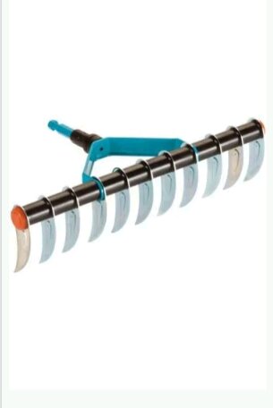 Vertikalskärare med böjda blad för att avlägsna revor i gräsmattor och förbättra deras hälsa.