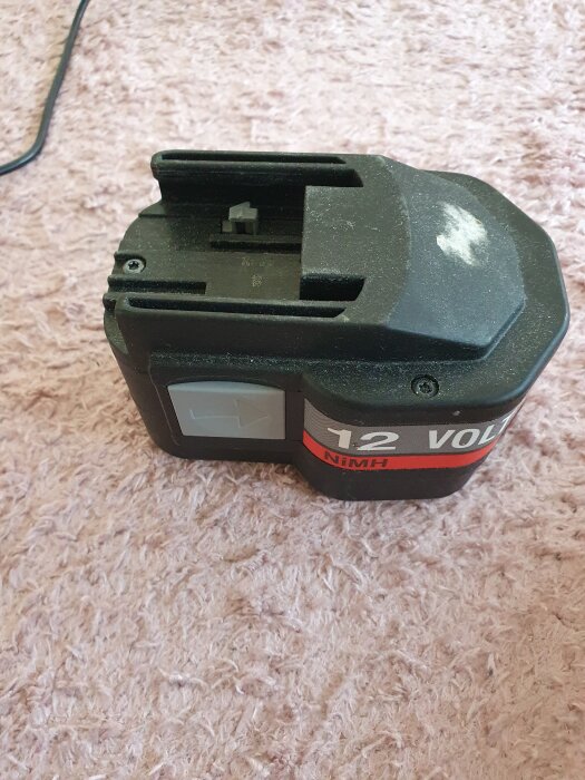 Batteripack 12 volt NiMH på en matta.
