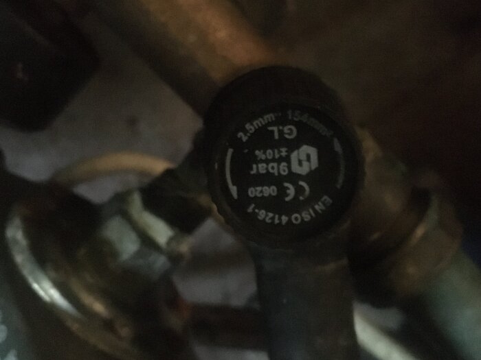 Ventil i ett pumphus med texten "2.5mm, 15A" synlig ovanpå.