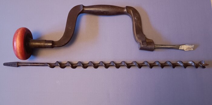 Äldre borrsväng från C M Fall i Eskilstuna visad ovanför en separat borrbit på en ljus bakgrund.