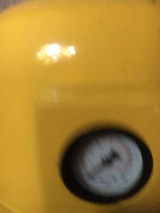 En gul yta med en suddig mätare.