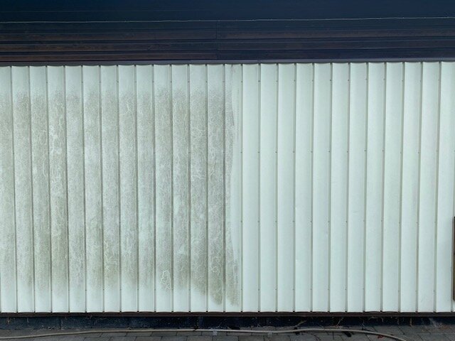 Före och efter tvätt av fasad med alg- och mögeltvätt; vänstra delen smutsig, högra ren.