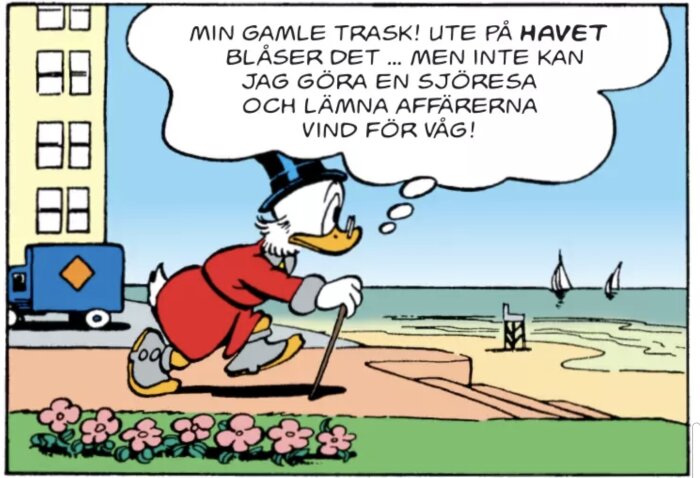 Anka med käpp i röd kappa går på trottoar vid strand. Tänker på havet och sjöresa. Segelbåtar ses på vattnet i bakgrunden.