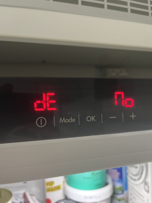 Kylskåpsdisplay visar felkoder dE och 1e med röda siffror.