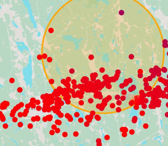 Karta med röda prickar som visar åsknedslag inom ett markerat område, omgiven av sjöar och vägar.